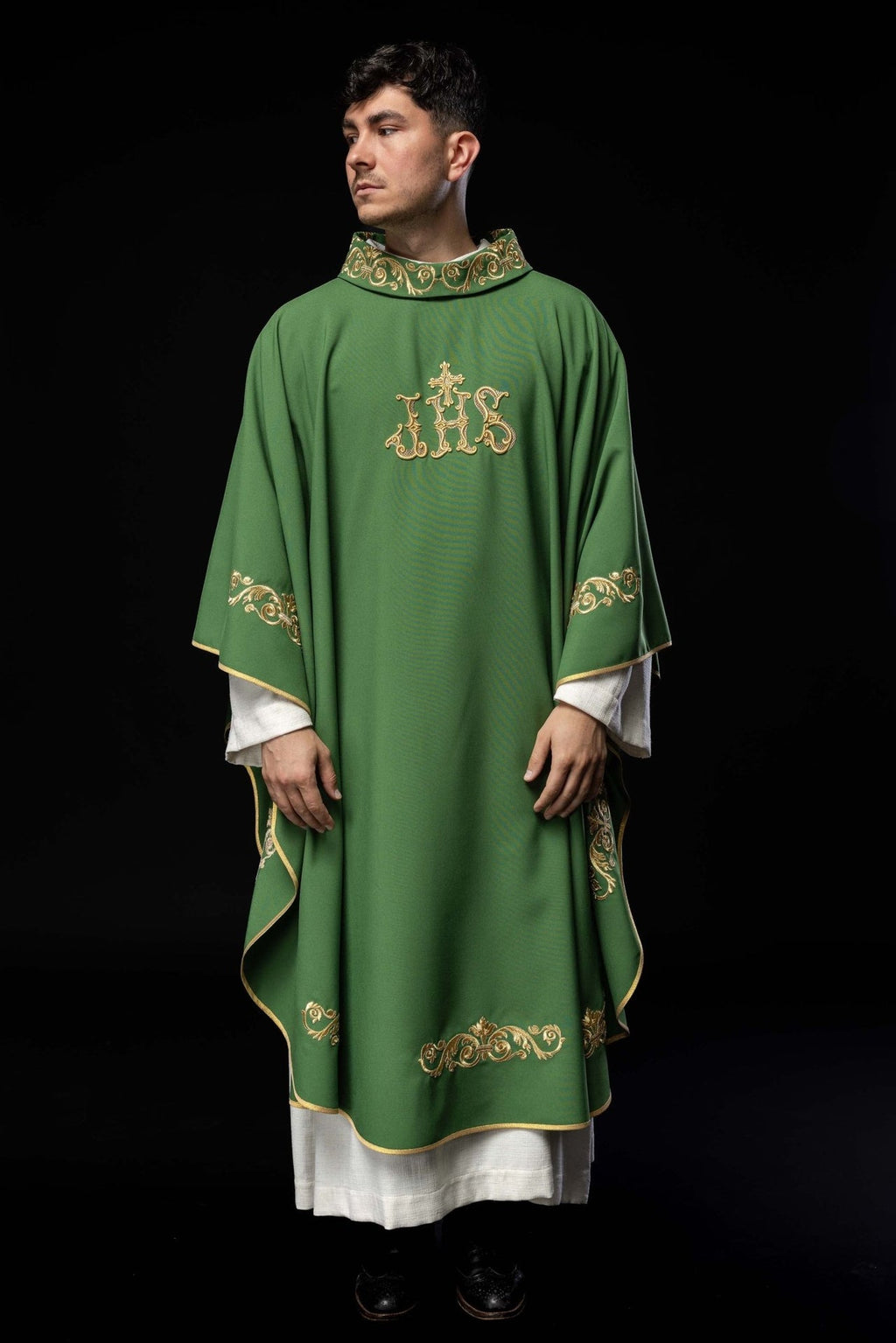 Zielony ornat z złotym haftem IHS i ozdobnym wykończeniem