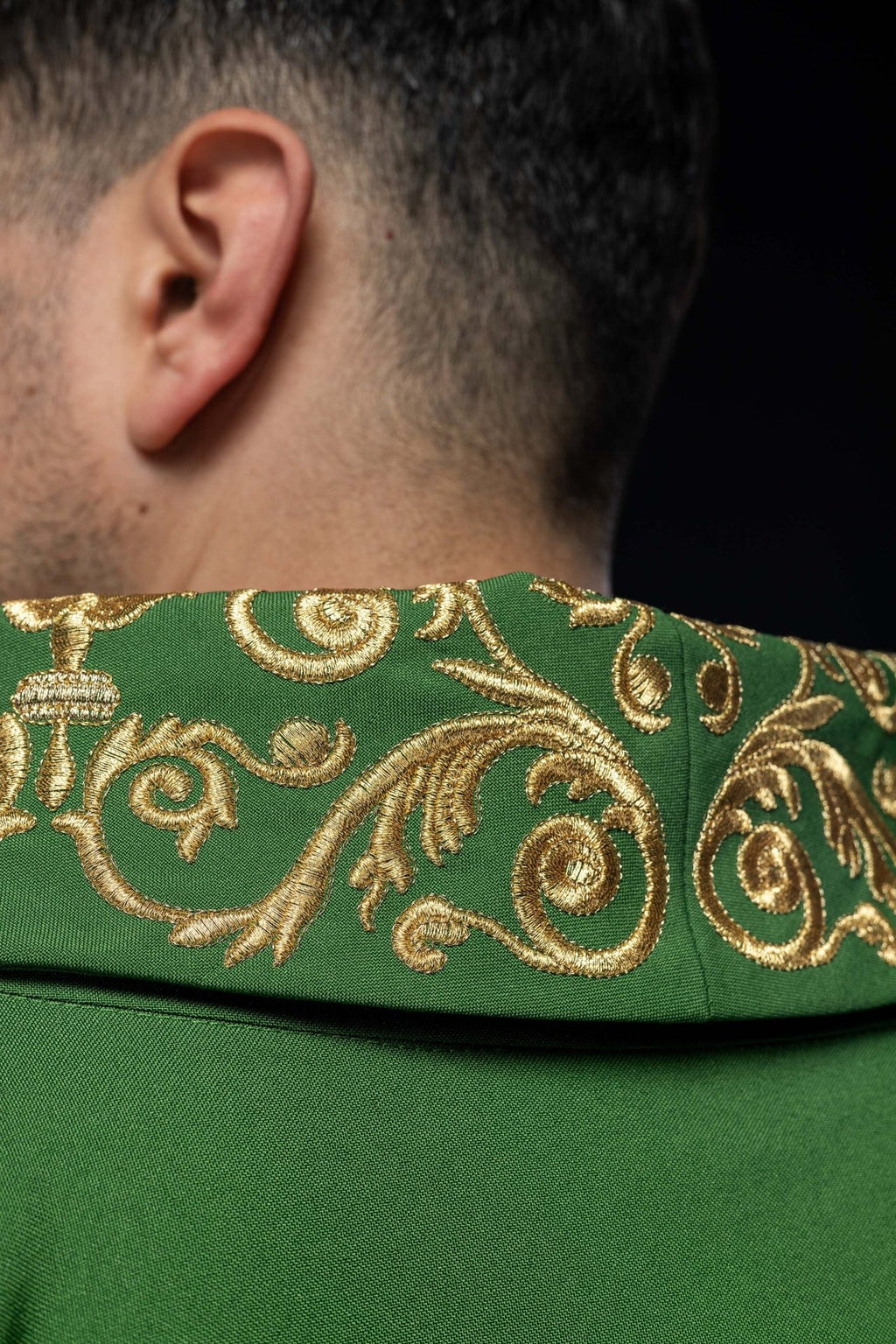 Zielony ornat z złotym haftem IHS i ozdobnym wykończeniem