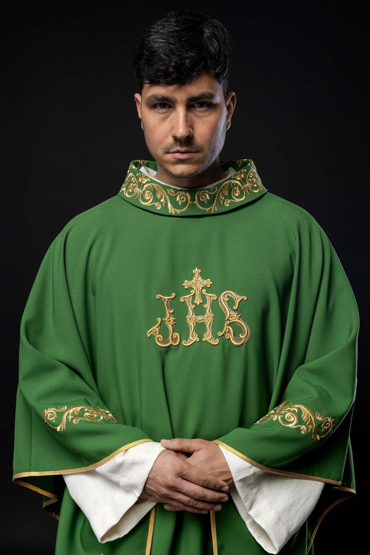 Zielony ornat z złotym haftem IHS i ozdobnym wykończeniem