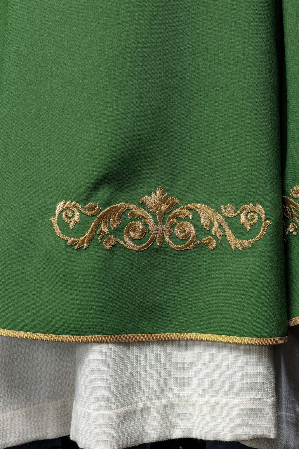 Zielony ornat z złotym haftem IHS i ozdobnym wykończeniem