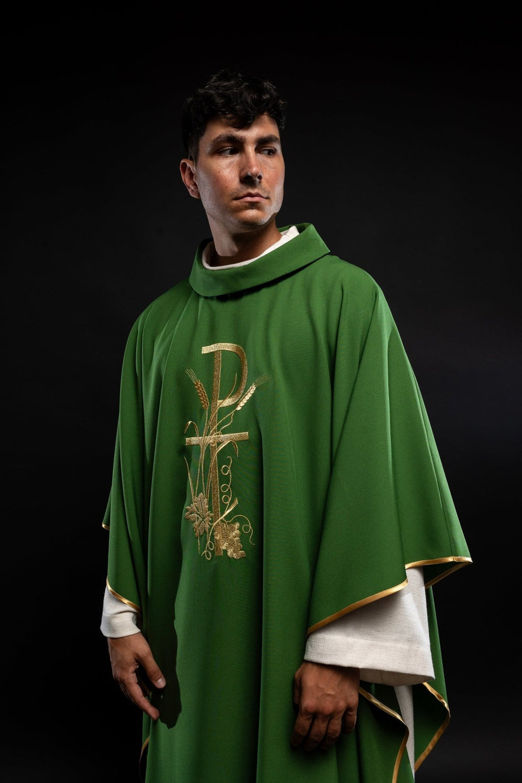 Zielony ornat z złotym haftem krzyża