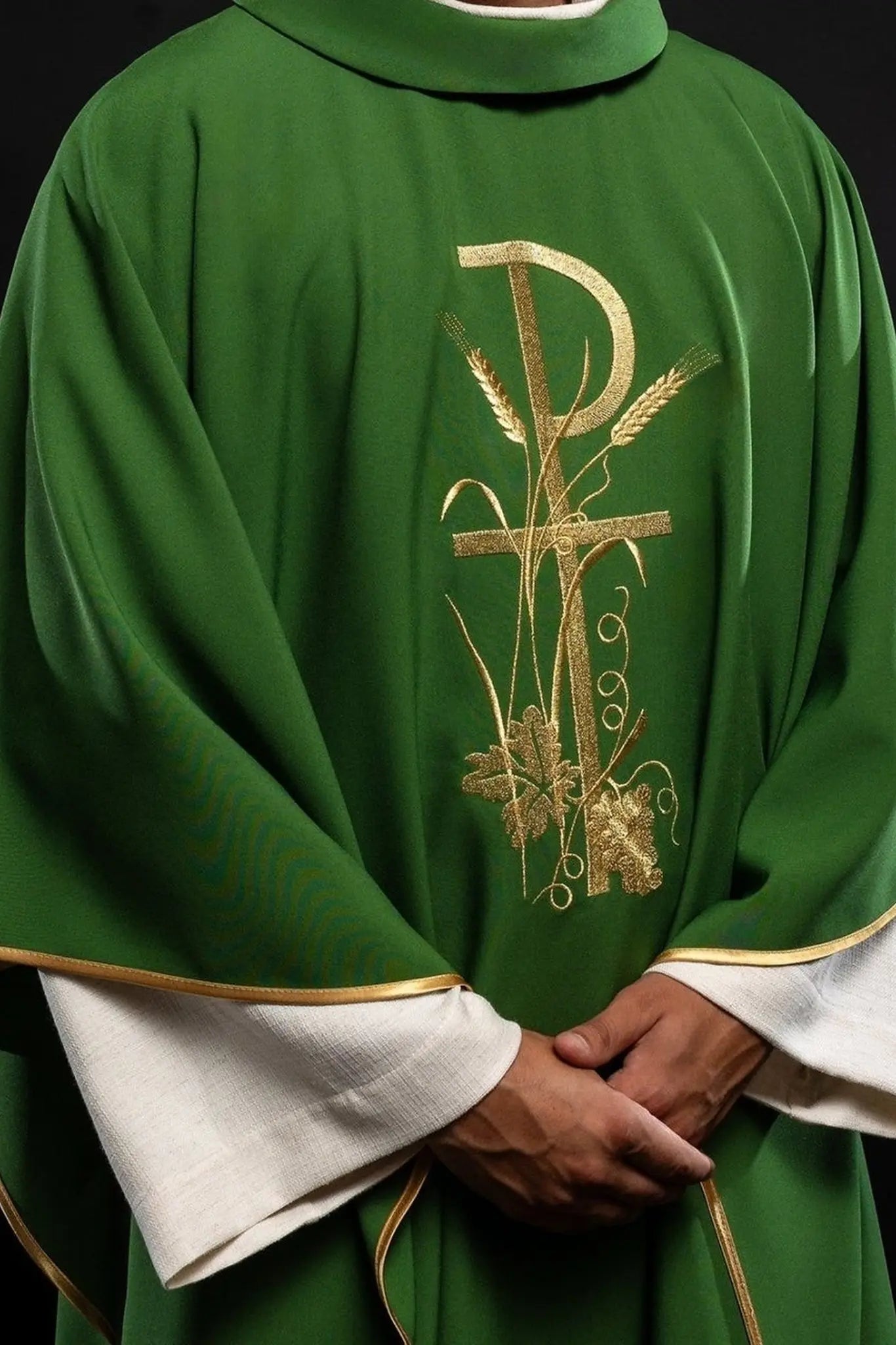 Zielony ornat z haftem krzyżykowym w kolorze złotym