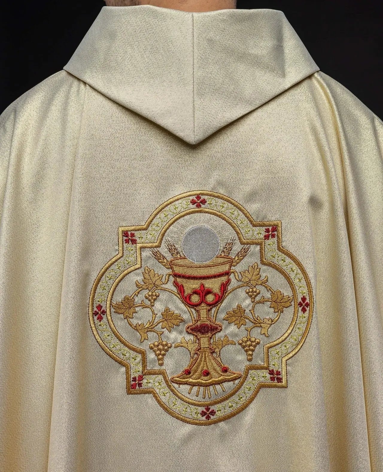 Złoty ornat haftowany motywem Serca Jezusowego i Kielicha